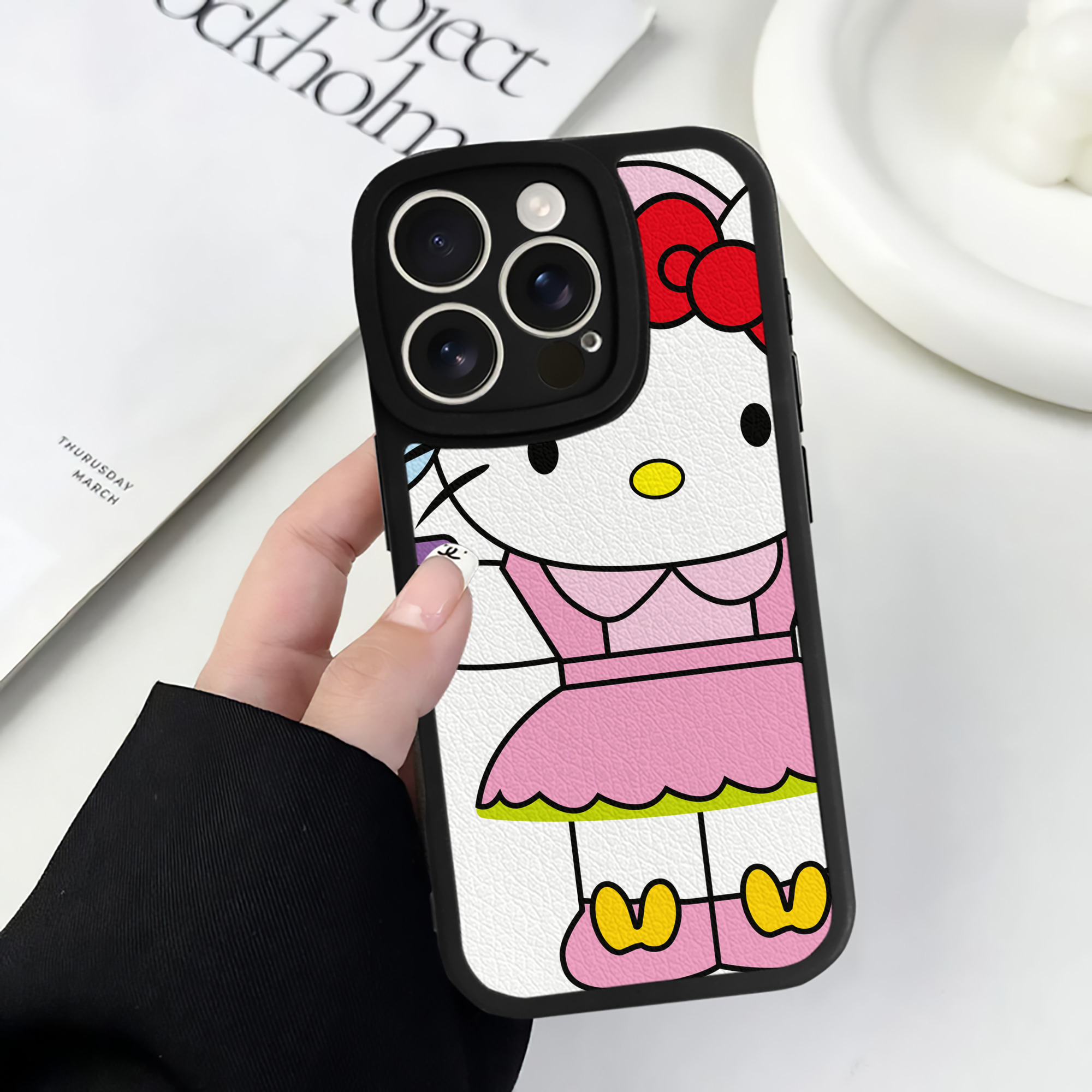 （画像用） Hello Kitty ハローキティ 【iPhone 16シリーズ対応】シリコンスマホケース（レザー調） 材質：シリコン